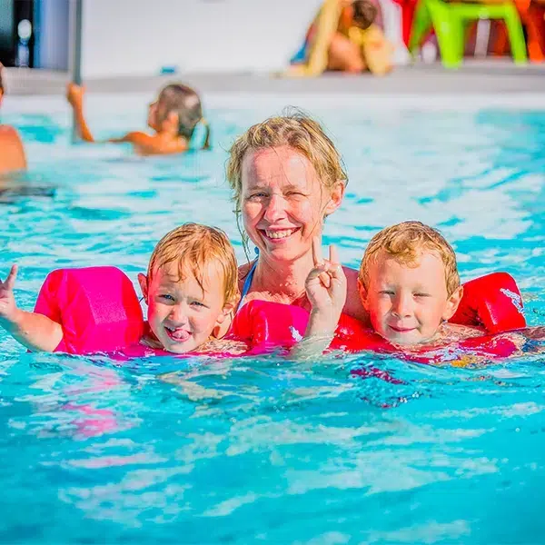 maman avec enfant dans la piscine