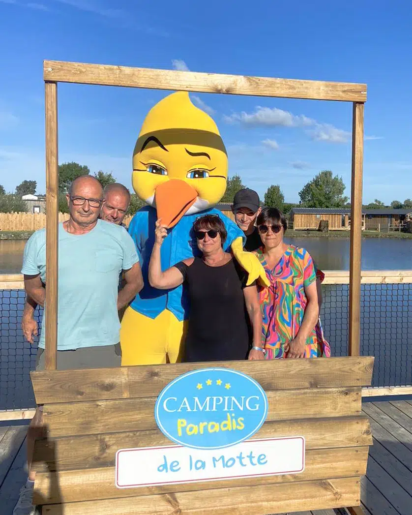 piki avec ses nouveaux amis en bord d'etang au camping