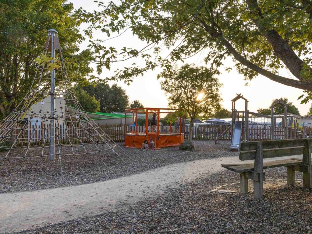 aire de jeux enfants camping puy du fou