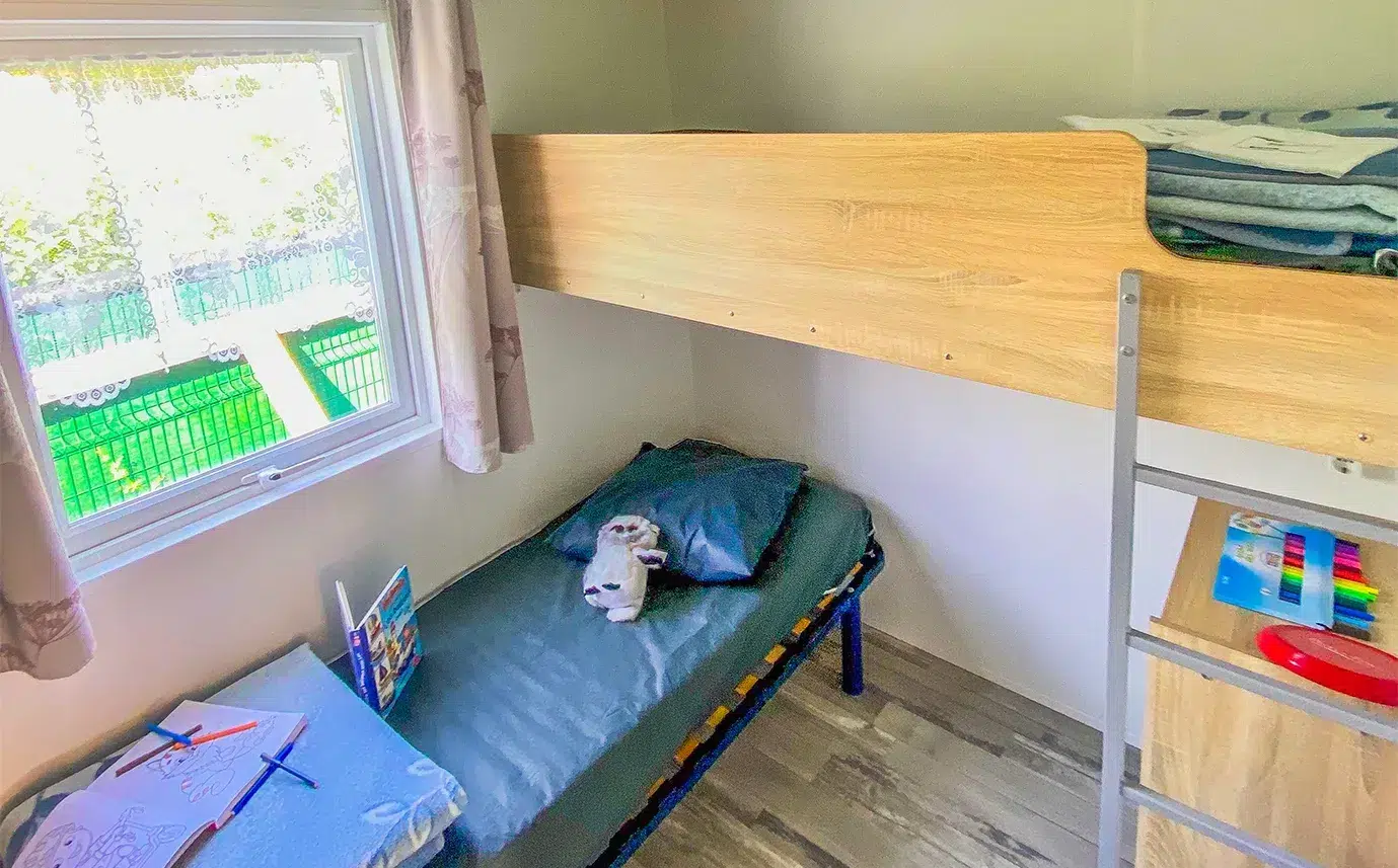 Chambre enfant du chalet Tithome avec couchage en hauteur, camping près du Puy du Fou