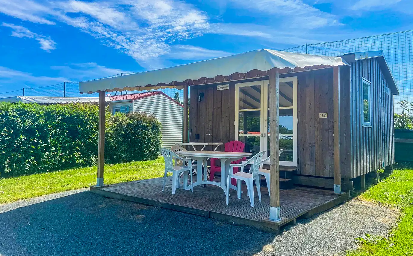 Chalet Tithome en bois et sa terrasse couverte au camping près du Puy du Fou en Vendée