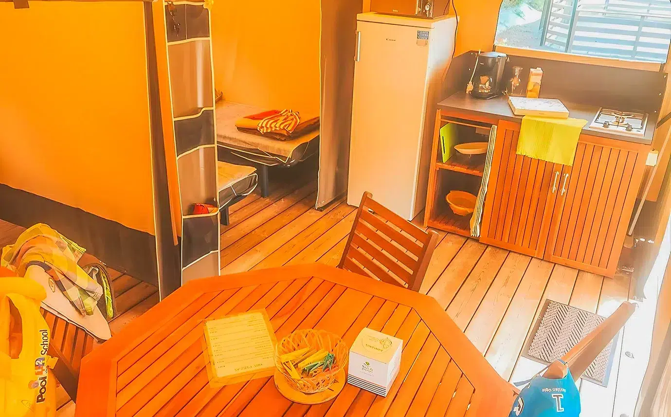 Kitchenette équipée de la tente Lodge du camping insolite près du Puy du Fou en Vendée