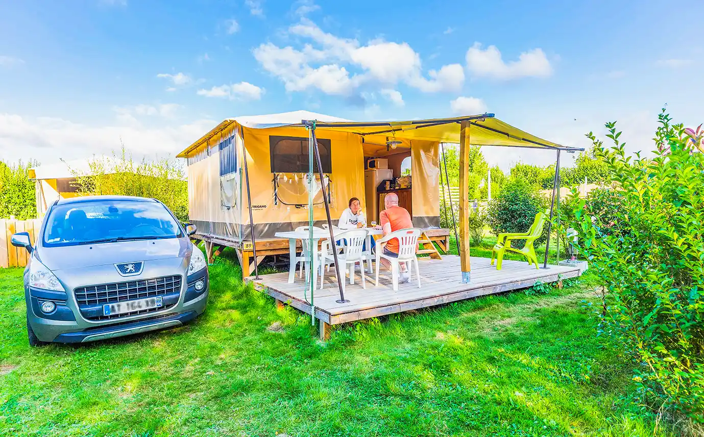 Tente Lodge et sa terrasse en bois au camping insolite près du Puy du Fou en Vendée