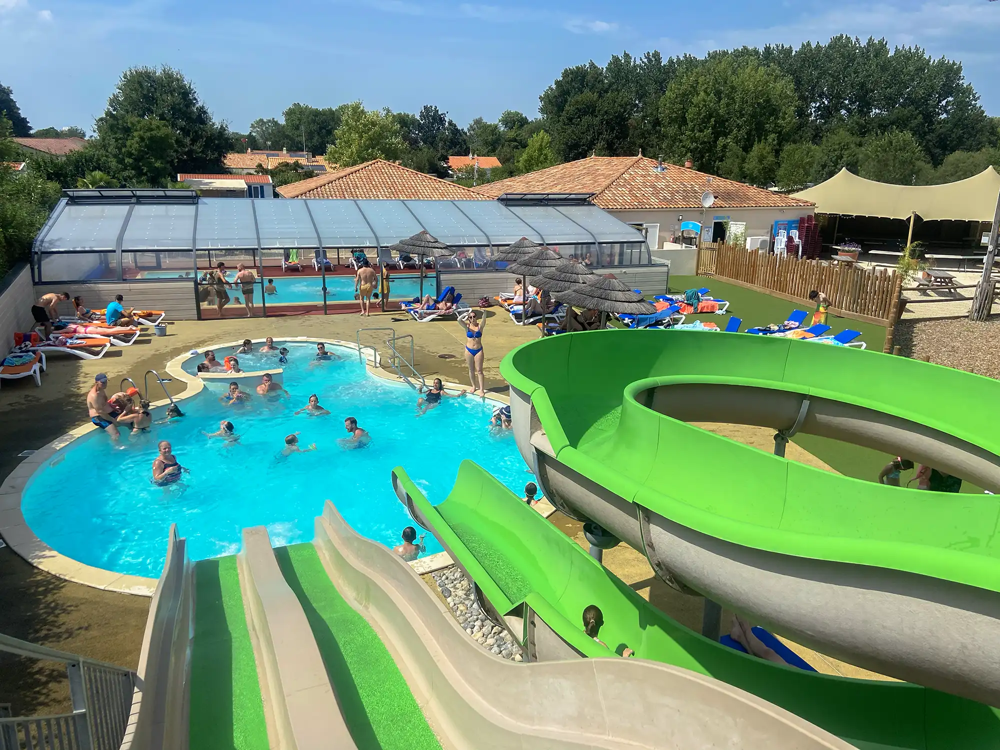 Parc aquatique chauffé et toboggans du camping proche du Puy du Fou en Vendée