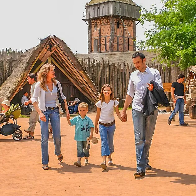 Famille en visite au Grand Parc du Puy du Fou pendant un week-end en Vendée