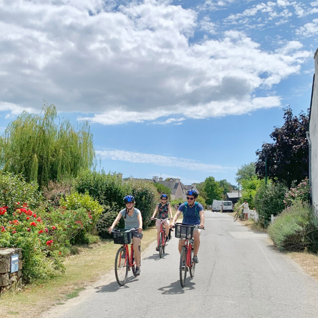 Vacanciers à vélo dans le bocage vendéen au départ du camping proche du Puy du Fou