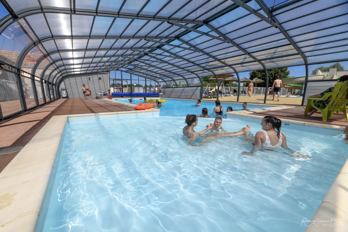 Piscine couverte chauffée du camping à 20 minutes du Puy du Fou en Vendée