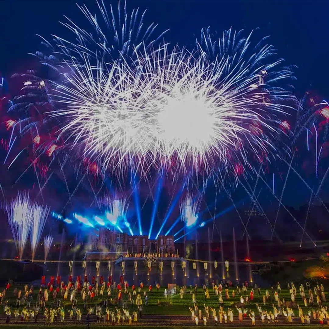 Feu d'artifice d'un spectacle nocturne du Puy du Fou, proche du camping en Vendée