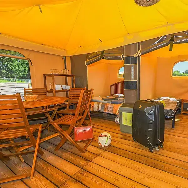 Intérieur d'une tente Lodge, hébergement insolite du camping proche du Puy du Fou en Vendée