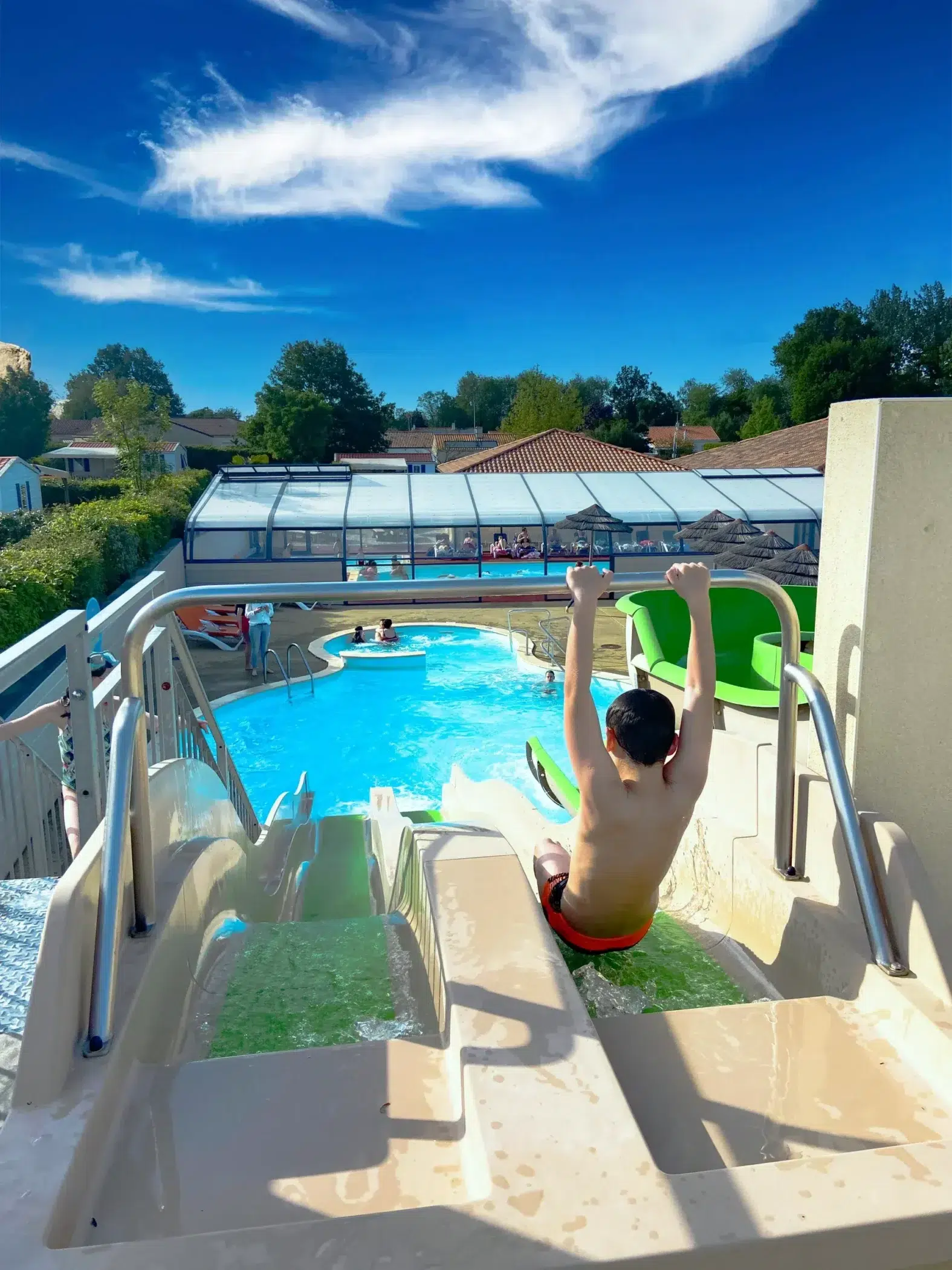 Enfant sur un toboggan aquatique du camping proche du Puy du Fou en Vendée
