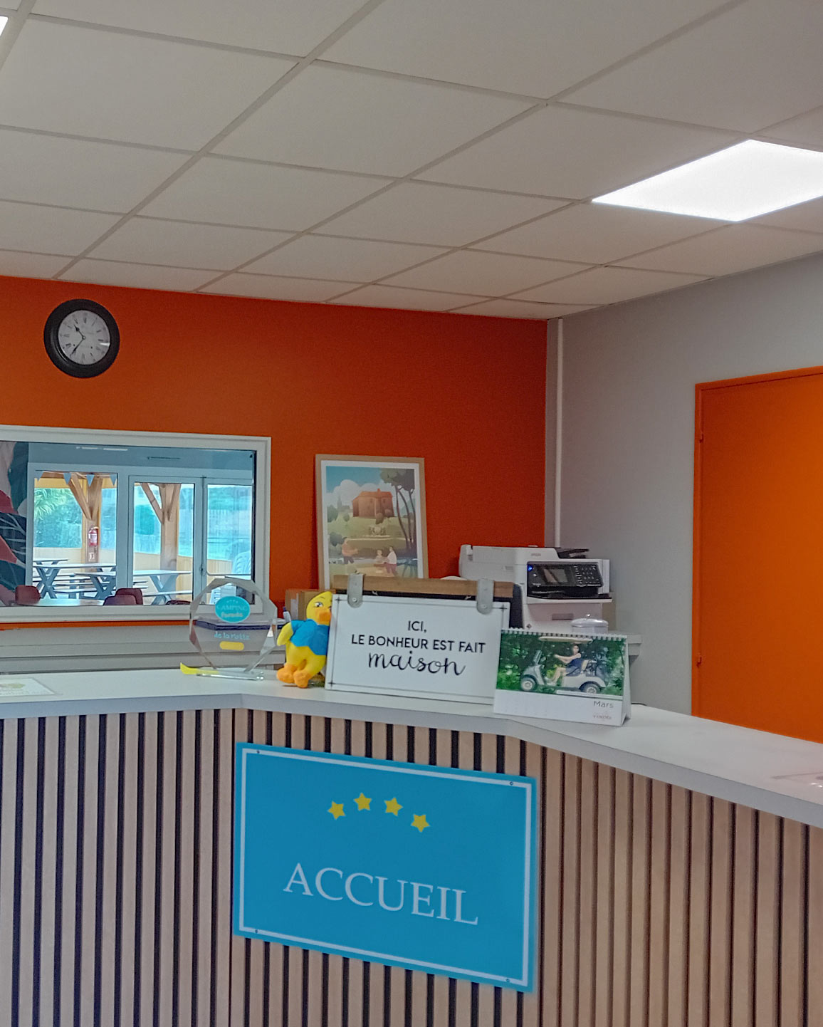 Comptoir d’accueil du camping La Motte à Vendrennes, avec la devise « Ici, le bonheur est fait maison »
