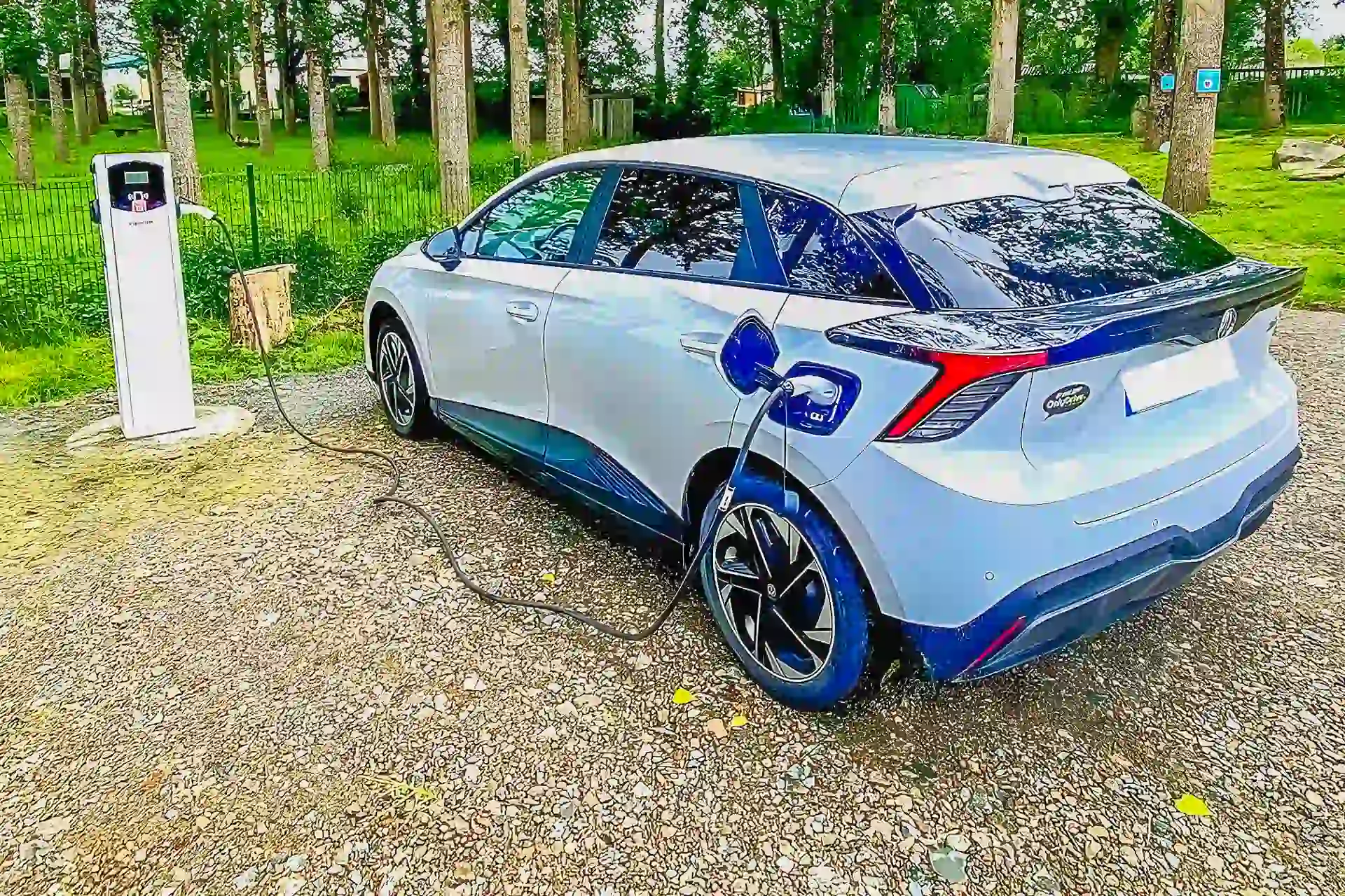 Voiture électrique en charge sur la borne du camping en Vendée