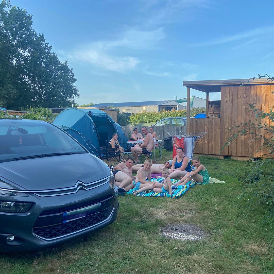 Famille réunie sur un grand emplacement du camping à Vendrennes, en Vendée