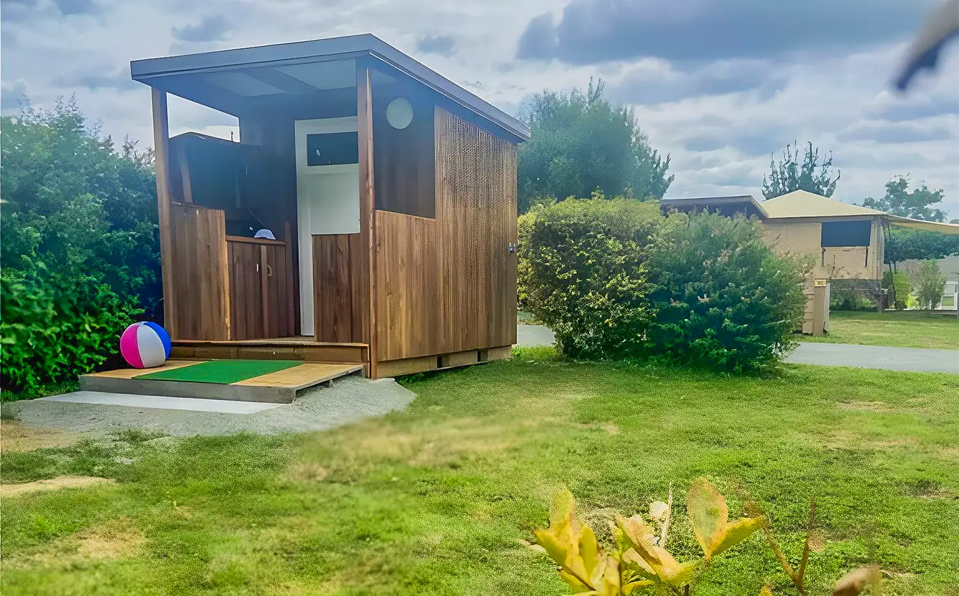 Sanitaire privatif en bois d’un emplacement Premium pour camping-car, près du Puy du Fou