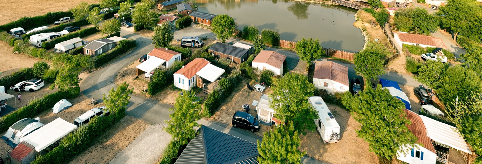 Vue aérienne des emplacements du camping avec camping-cars, fourgons et caravanes, près du Puy du Fou
