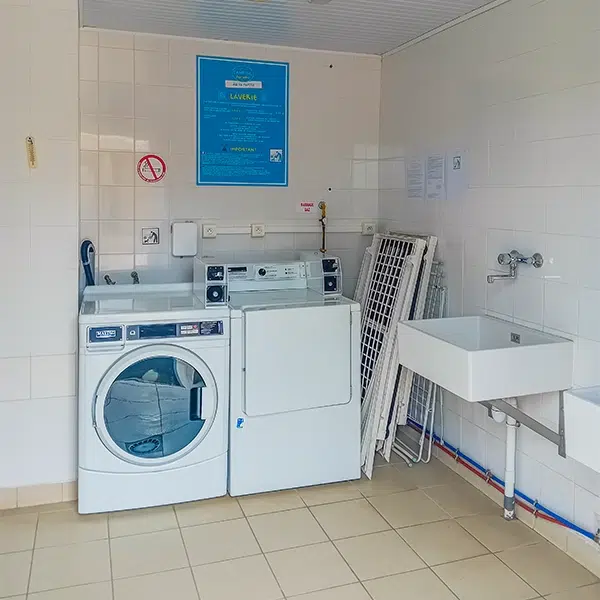 Laverie du camping avec lave-linge et sèche-linge, en Vendée